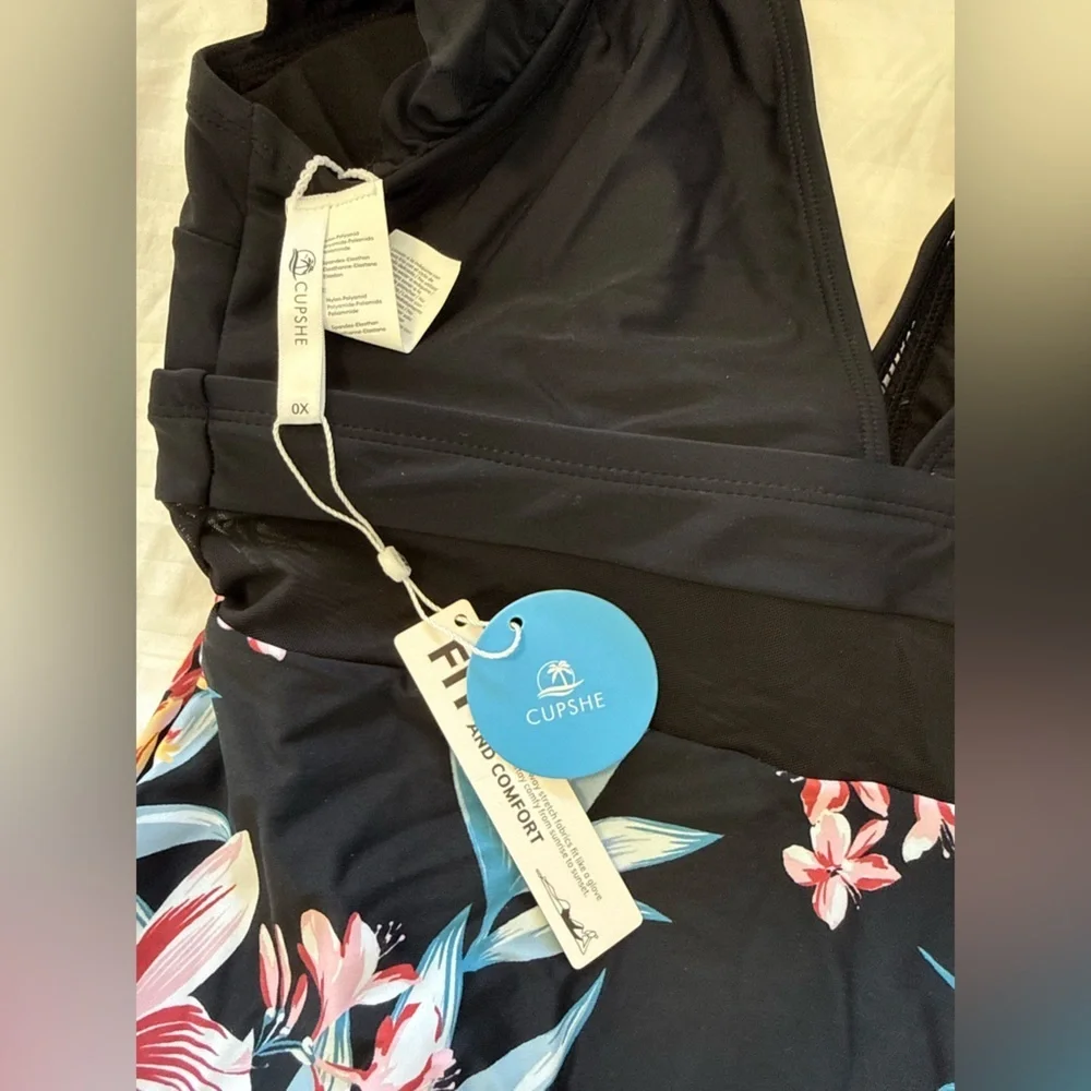 Cupshe Black Floral One Piece Swimsuit Plus Size 0X - Picture 3 of 4
